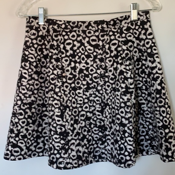 Cute Lily Rose Black and Cream Print Skater Skirt * Medium - Picture 4 of 6